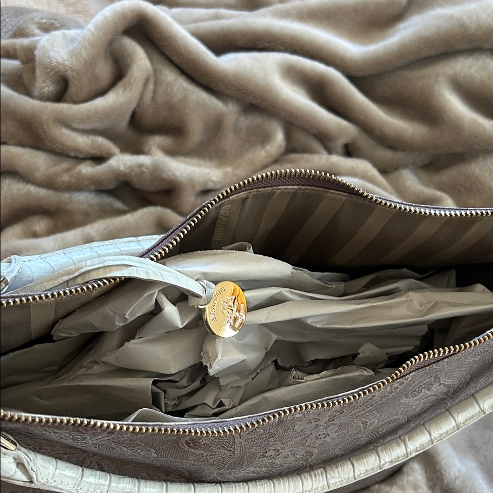 Elegant Floral Embossed Handbag - Picture 5 of 9